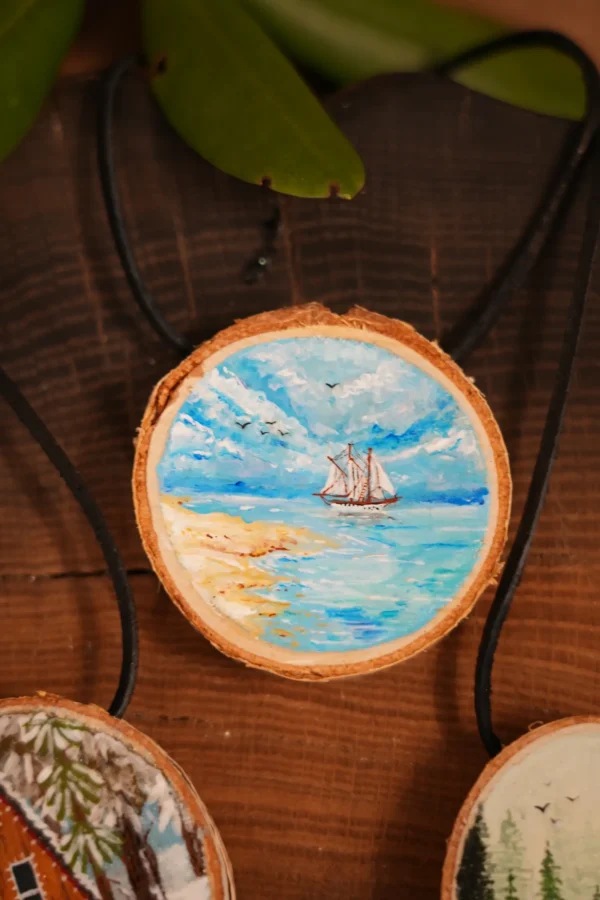 drewniany naszyjnik malowany statek naturalny
